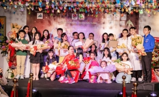 Nước mắt và nụ cười trong đêm khai mạc triển lãm tranh “Chắp Cánh ước mơ” 2022