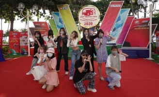 O2O Girl Band khoe eo thon cùng vũ đạo trẻ trung khuấy động sân khấu Nha Trang