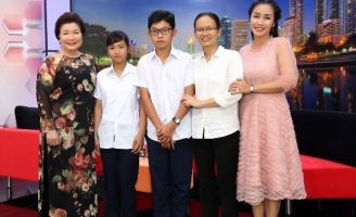 Ốc Thanh Vân xót xa trước hai bé 14 tuổi không có giấy khai sinh, phải đi học muộn 