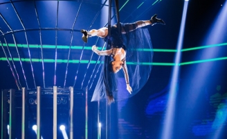 Phạm Lịch đu dây khi giả Thu Minh, rinh giải Quán quân Gương Mặt Thân Quen 2020