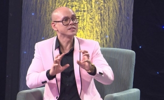  Phan Đinh Tùng hết lời khen ngợi bà xã trên sóng truyền hình 