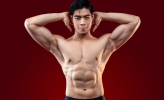 Phi Việt khoe body rực lửa cạnh tranh với dàn thí sinh Nam vương Hoàn Vũ