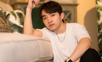 Phong cách hoàn toàn mới của Trung Quang trong MV Hoa có chủ