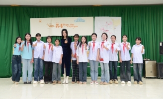 Phúc Anh có nghĩa cử đẹp khi về quê hương, thăm trường xưa