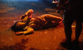 Phương Anh Đào đầy máu me nằm dài trên đất, bị đạp vào mặt cực thảm 