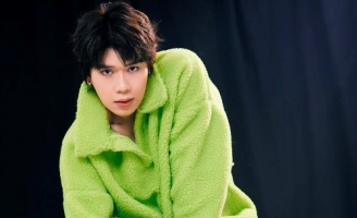 Quang Trung bịt mắt hát đầy da diết trong MV mới “Cơn mơ mùa đông”