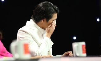 Quốc Thiên khóc nghẹn trên sân khấu, muốn đánh đổi tuổi tác của mình chỉ để gặp mẹ một lần