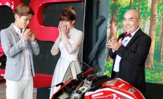 Quốc Thuận xuýt xoa với cô vợ chơi lớn tặng chồng xe bạc tỷ tại “Vợ chồng son”