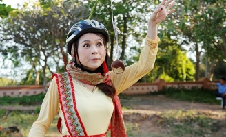 Sam hóa gái Chăm, thả dáng bên tháp cổ trong buổi ghi hình Quà Tặng Bất Ngờ