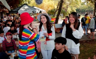 Sam mướt mồ hôi đi tìm người chơi cho Quà Tặng Bất Ngờ