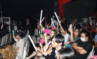 Sân khấu V.STAR “nổi sóng” vì biển người hâm mộ cuồng nhiệt!