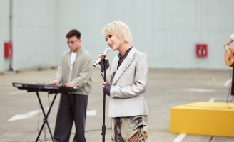 Sau MV debut, Châu Bùi nhanh chóng trở lại với “Chạm Sáng”