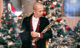 Saxophone Minh Tâm Bùi thổi hồn mới vào bản nhạc “We wish you a merry Christmas”