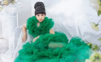 Siêu mẫu nhí Khánh Linh hóa thân thành nữ thần hoa