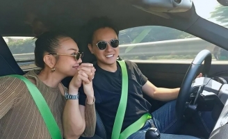 Siêu mẫu Thanh Hằng 'nịnh' chồng