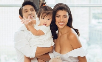 Siêu mẫu Trang Lạ và ông xã chức sinh nhật cho con gái tại nhà 