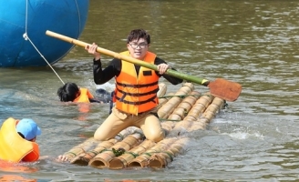 Sợ “tiền trôi hết”, MC Đại Nghĩa “lao” xuống hồ tại Đà Lạt để hỗ trợ Khương Ngọc