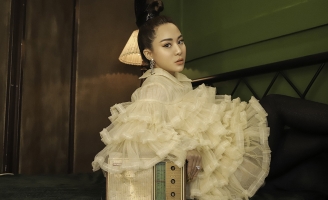 “Sơn nữ bolero” Ánh Linh khoe bộ ảnh “ở nhà chống dịch” độc đáo