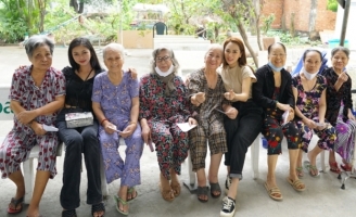    “Sơn nữ Bolero” Ánh Linh làm từ thiện tại viện dưỡng lão dành cho nghệ sĩ
