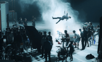 Sơn Tùng M-TP treo người trên dây để quay xuyên đêm