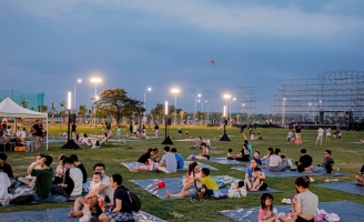 Tắm mưa, trượt nước, làm pizza… hoàn toàn miễn phí cho các con mùa hè