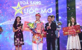 Tân binh 2k3 TLong xuất sắc nâng cúp chiến thắng Tỏa Sáng Ước Mơ