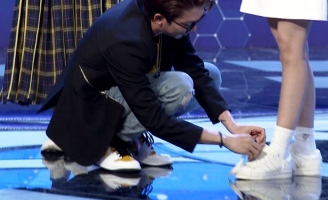 Tăng Phúc ga-lăng buộc dây giày cho Sam khiến nữ MC “đổ gục” 