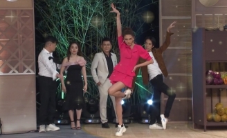 Tham gia gameshow ẩm thực, Võ Hoàng Yến vẫn miệt mài dạy đồng nghiệp catwalk