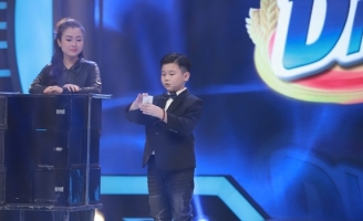 “Thần bài nhí” điêu luyện trình diễn tiết mục cắt người cùng mẹ