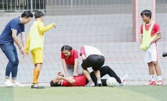 Thanh Thức bị Hồ Bích Trâm ép “hô hấp nhân tạo” trên sóng truyền hình 