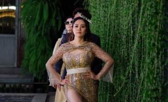 Thanh Thúy catwalk cùng dàn diễn viên phim mới của đạo diễn Đức Thịnh 