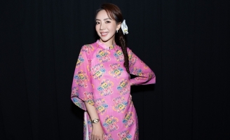 Thu Trang diện áo dài dịu dàng, một mình đi xem phim vẫn chiếm spotlight