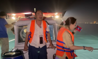 Thu Trang - Tiến Luật hết hồn với trải nghiệm câu mực giữa biển