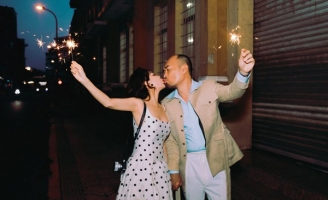 Thu Trang - Tiến Luật tình tứ dạo phố đêm