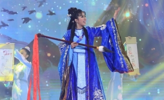 Thủy Tiên - con gái ca sĩ Chế Thanh mặc đồ cổ trang hát “Thư pháp” mãn nhãn trên sân khấu