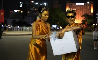 Thùy Tiên đưa Double2T “Đu Đêm” hành nghề nhân tượng và muôn chuyện “bất ổn”