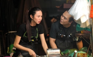  Thùy Tiên đưa Khánh Vy “đu đêm” làm phục vụ quán ăn tại chợ