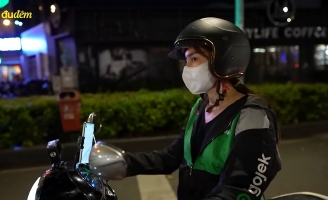 Thuỳ Tiên khi không là Hoa hậu thử sức “đu đêm” làm xe ôm vào 2 giờ sáng 