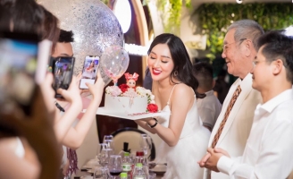 Tiệc sinh nhật đầy ấm cúng của hoa hậu Huỳnh Thúy Anh