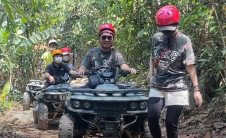 Tiến Luật bị bỏng pô xe địa hình khi chở vợ đi qua rừng