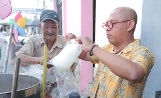 Tiếng Rao 4.0: Khán giả nhí vây kín Color Man để mua kẹo bông gòn ủng hộ cụ ông U80