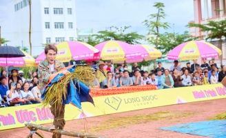 Tiêu Minh Phụng, Long Nón Lá đi bán kẹo bông gòn dạo