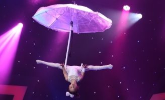 Trấn Thành, Khả Như “mất hồn” vì phần thi lộn ngược đầu của cô bé 5 tuổi