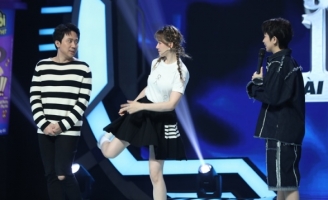 Trấn Thành mắc cỡ vì Hari Won ‘cưa sừng làm nghé’