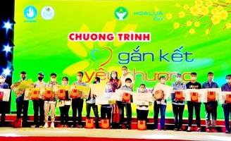 Trẻ em nghèo đón Tết ấm áp cùng Gạo Hoa Lúa trong chương trình 'Gắn kết yêu thương'