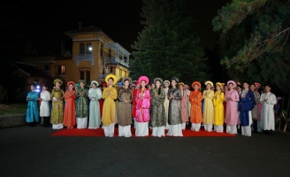 Triển lãm ảnh và trình diễn thời trang “Hoài niệm Trăm năm” tại Festival Hoa Đà Lạt 2024