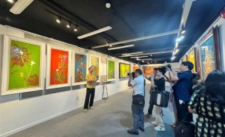  Triển lãm “Tái sinh” của hoạ sĩ Hùng Rô thu hút đông đảo giới mộ điệu 