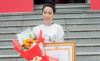 Trịnh Kim Chi nền nã trong áo dài truyền thống nhận bằng 'Công dân tiêu biểu'