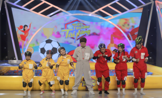 Trịnh Thảo bất ngờ gặp sự cố khi tranh tài chơi cầu lông với các cầu thủ nhí