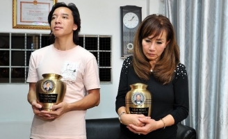 Tro cốt nhạc sĩ Lam Phương được vợ chồng nghệ sĩ Việt Hương mang về Việt Nam